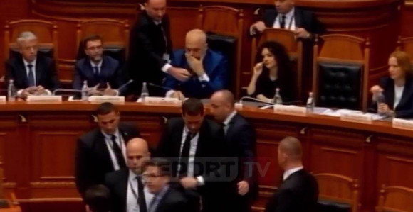 Тинтом попрскан Еди Рама