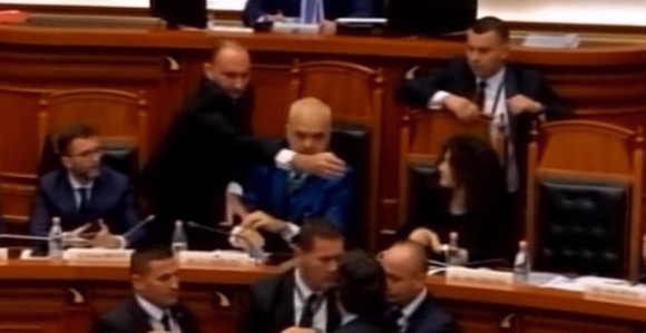 Poslanik poprskao Ramu bojom