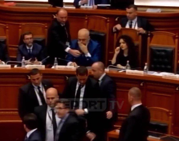 Tintom poprskan Edi Rama