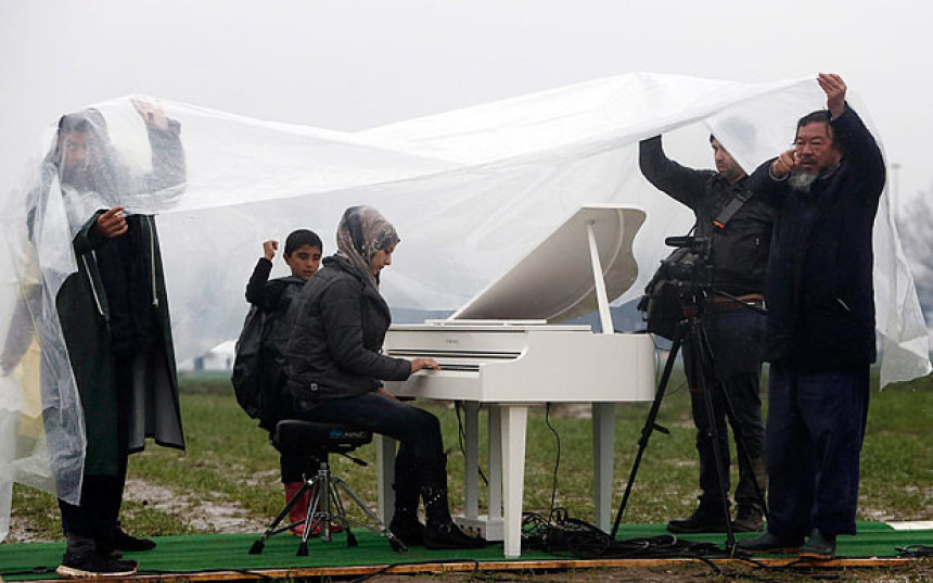 U izbjegličkom kampu svira na bijelom klaviru
