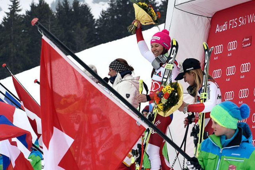 Trijumf Holdenerove, Lari Gut ''Globus''!