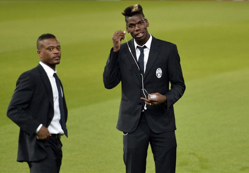 Evra: Ostavite Pogbu da radi na miru!