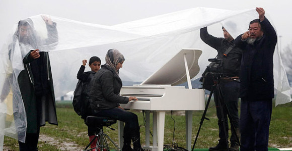 U izbjegličkom kampu svira na bijelom klaviru