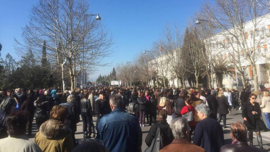 Podgorica: Majke počele štrajk glađu!
