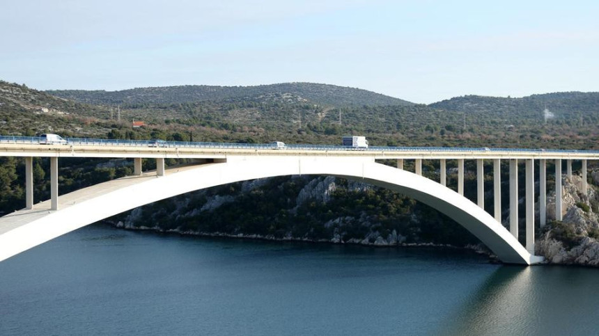 Skočio s mosta visokog 40 metara