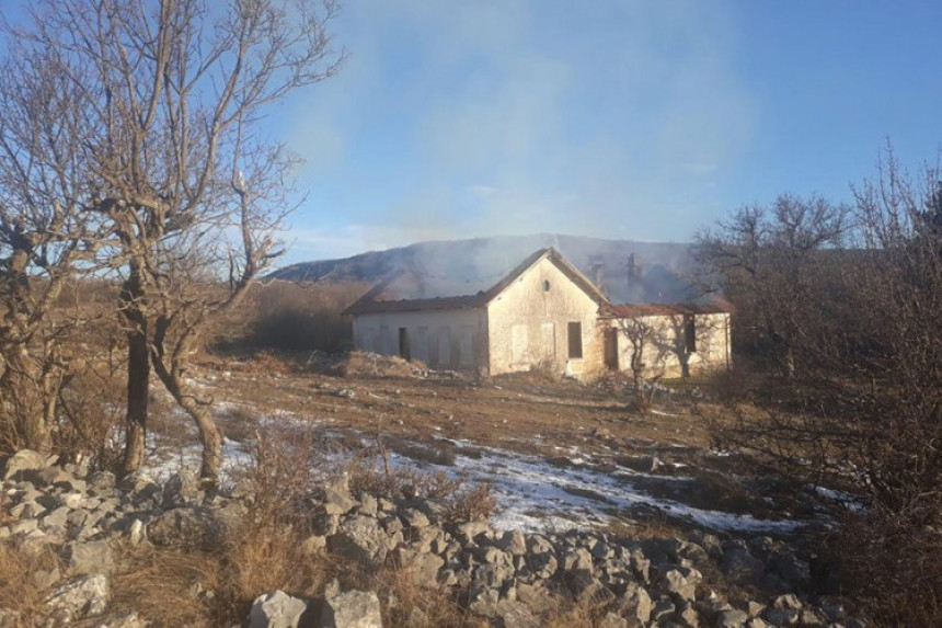 Migranti zapalili staru školu