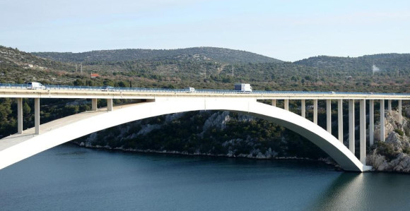 Skočio s mosta visokog 40 metara