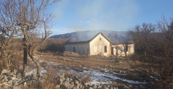 Migranti zapalili staru školu