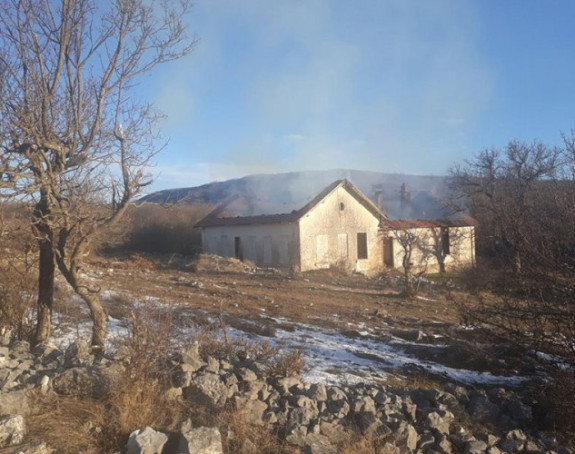 Migranti zapalili staru školu
