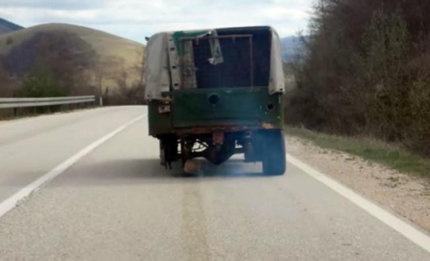 Livno: Panj umjesto točka na kamionu!