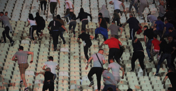 Tuča navijača Zvezde i Partizana