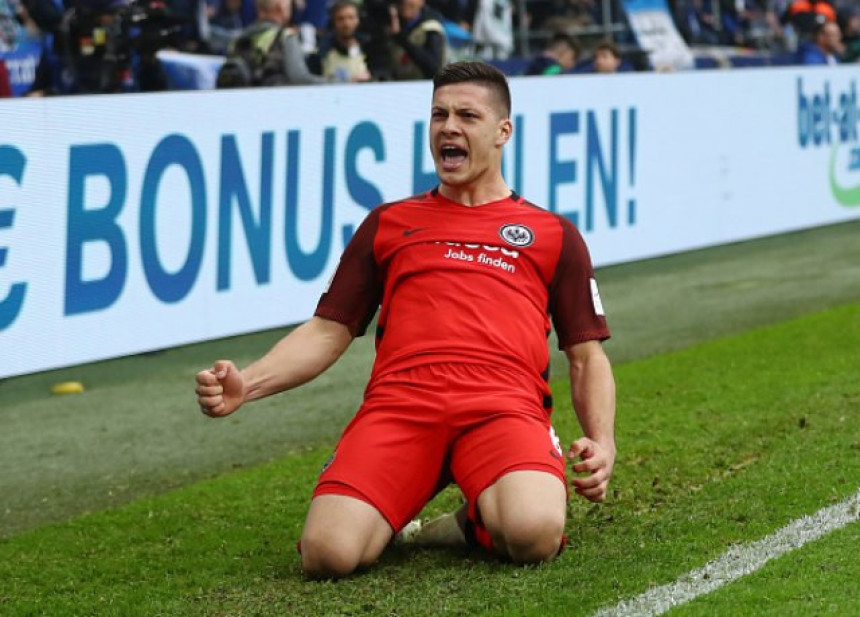 Video: Luki igrači stariji 10 godina nisu mogli da uzmu loptu!