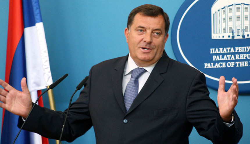 Dodik prije mitinga u šetnji kroz Banjaluku