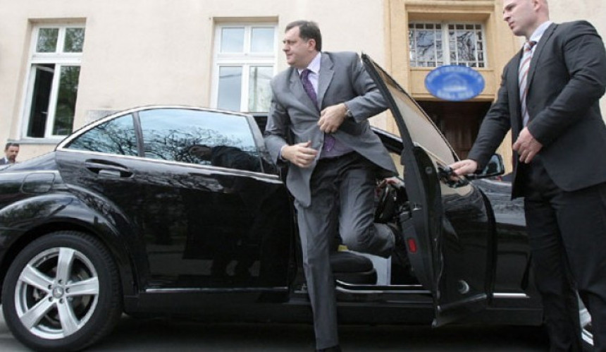 Dodik kupuje ordenje i vozila 