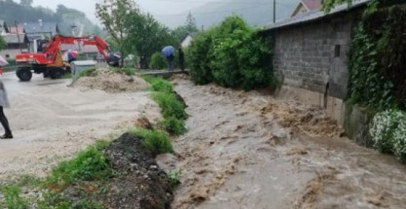 Dječak upao u nabujali potok