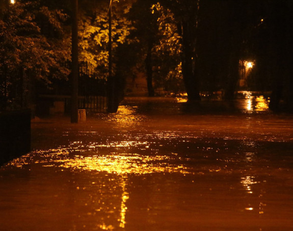 Mještani gledaju kako voda dolazi