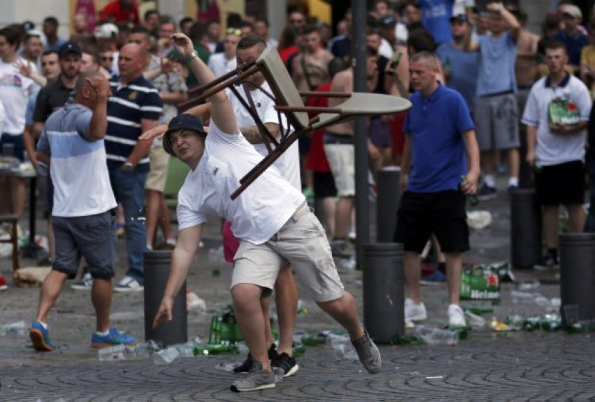 УЕФА: Још један инцидент и избацићемо Русију!