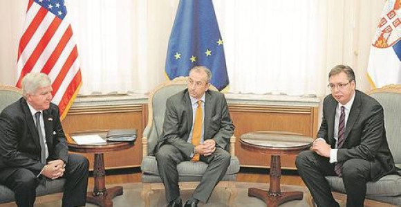 Na tankoj liniji između Istoka i Zapada