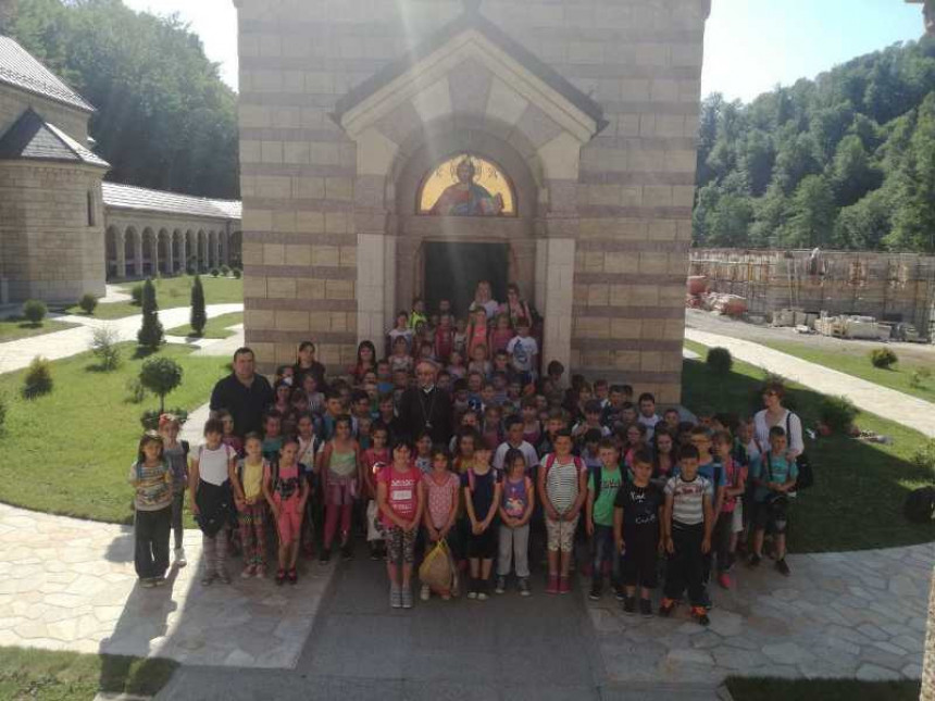 Srbački osnovci obišli manastir