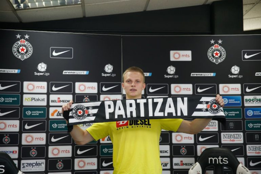 Dinga obukao crno-bijelo!