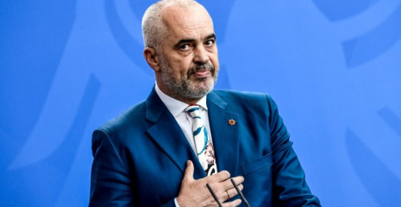 Камењем на возило Едија Раме