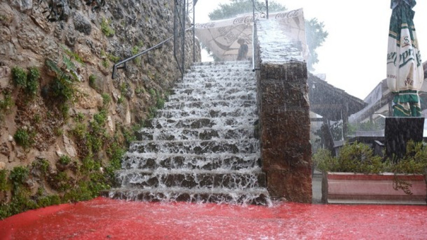 Bujica vode u Mostaru nosila štandove