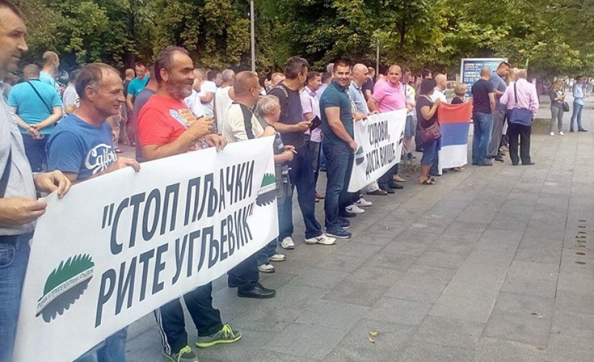 Радници РиТЕ Угљевик протестују у Бањалуци