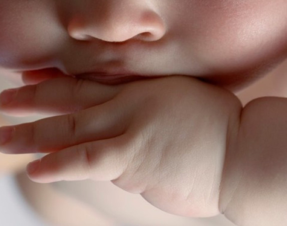 Sisanje palca i grickanje noktiju je ipak zdravo?