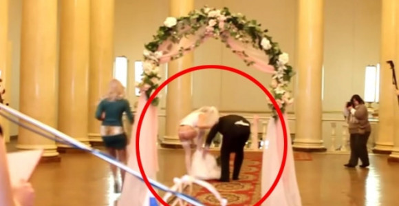 Gologuza mlada na vjenčanju