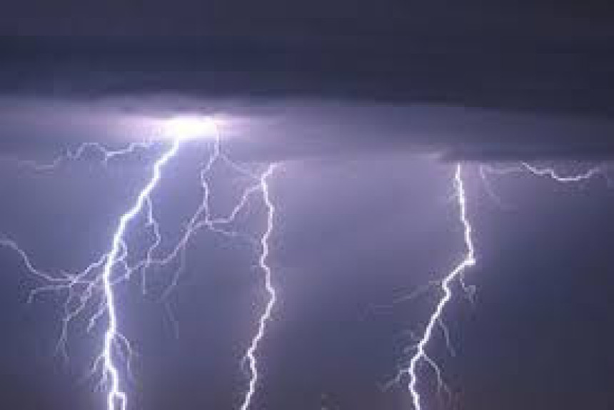 Troje povrijeđeno od udara groma 