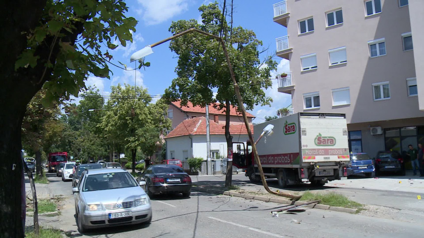 Камион оборио стуб расвјете 