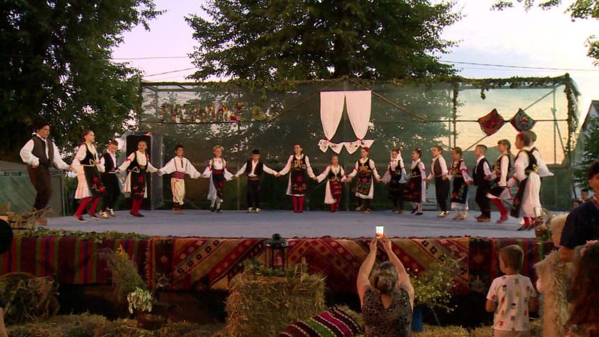 "Лазарице" игром чувају традицију  