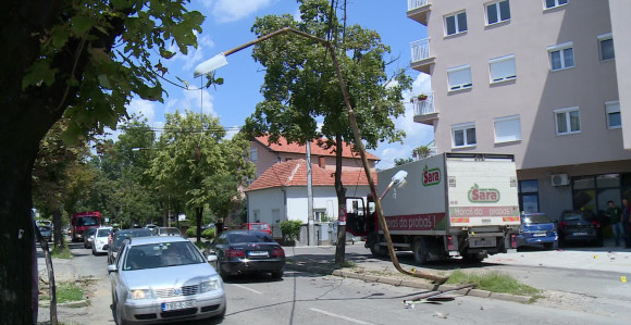 Kamion oborio stub rasvjete 