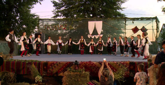 "Лазарице" игром чувају традицију  