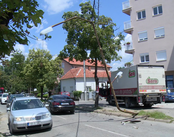 Камион оборио стуб расвјете 