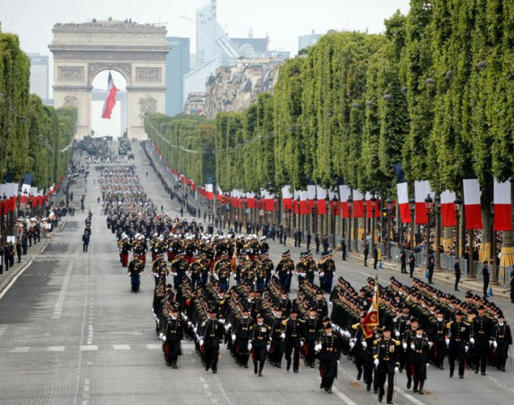 Makron pokazuje "evropsku vojsku"