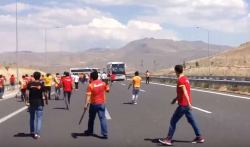 Video: Navijači Galate mačetama jurili fanove Bešiktaša!