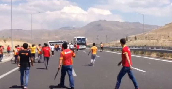 Video: Navijači Galate mačetama jurili fanove Bešiktaša!