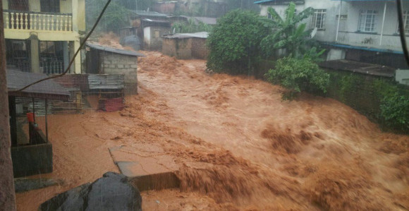 Oko 300 žrtava poplava i odrona