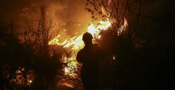 Požar kod Atine uništio kuće