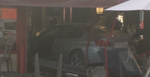 Uletio autom u pun restoran