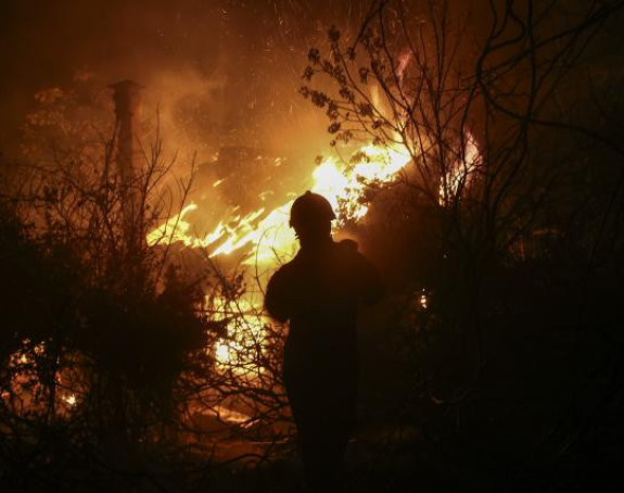 Požar kod Atine uništio kuće