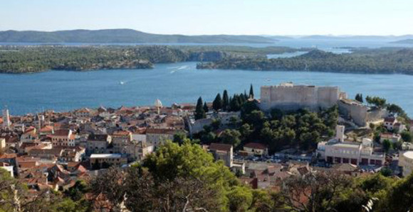 Probušene gume i ustaški simboli