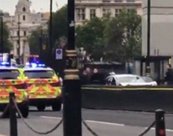 Automobilom u ogradu parlamenta 