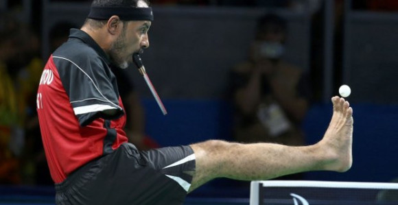 Video - Nevjerovatno: Igra stoni tenis bez ruku!