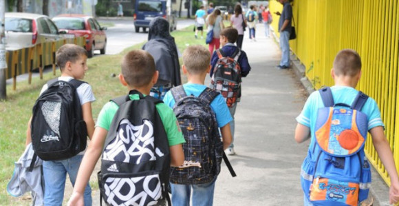 Na malenim đačkim leđima je sedam kg