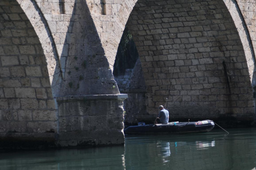 Čamac u ogledalu rijeke