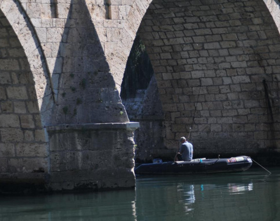 Čamac u ogledalu rijeke