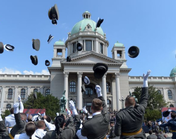 Vučić kadetima: Vi ste garant mirne budućnosti