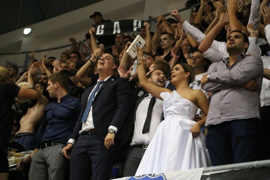 FOTKA DANA: Sa svatovima na Partizan!